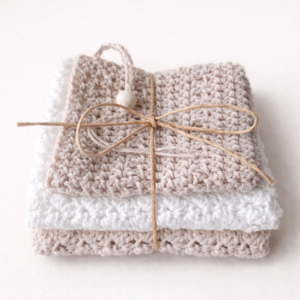 crème en wit doekje en crème zeepzakje