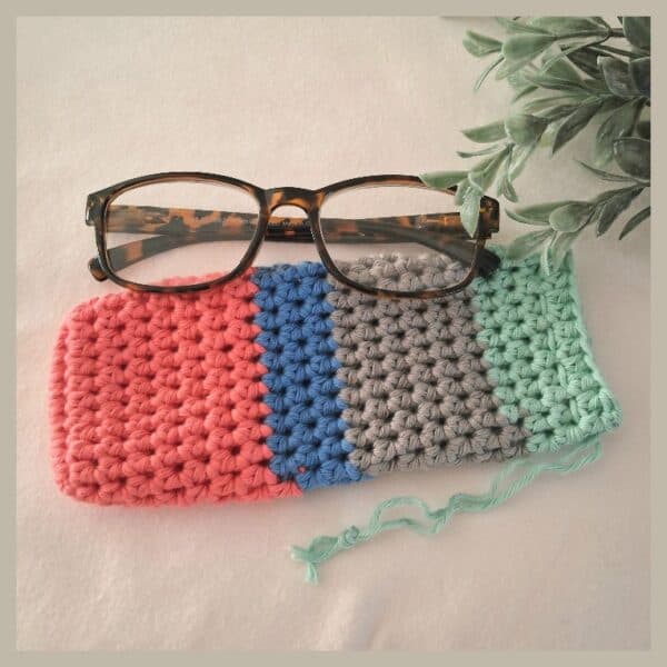 brillenhoes in koraalroze blauw grijs mintgroen