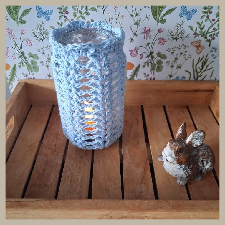 omhaakt potje van recycled katoen in lichtblauw met lichtje