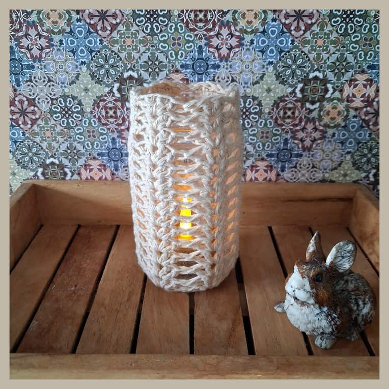 waxinelichthouder van recycled katoen in crème met lichtje
