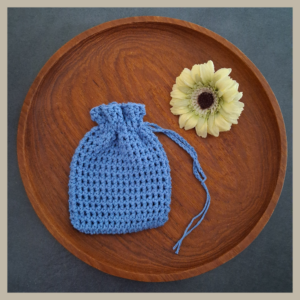 "Handgemaakte gehaakte cadeauzakjes als duurzame en herbruikbare cadeauverpakking van ikhaaknetjes"