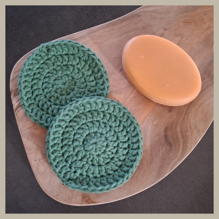 wattenschijfjes van katoen in saliegroen